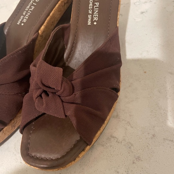 Donald J Pliner Size 9.5 brown wedge sandal - Picture 4 of 4